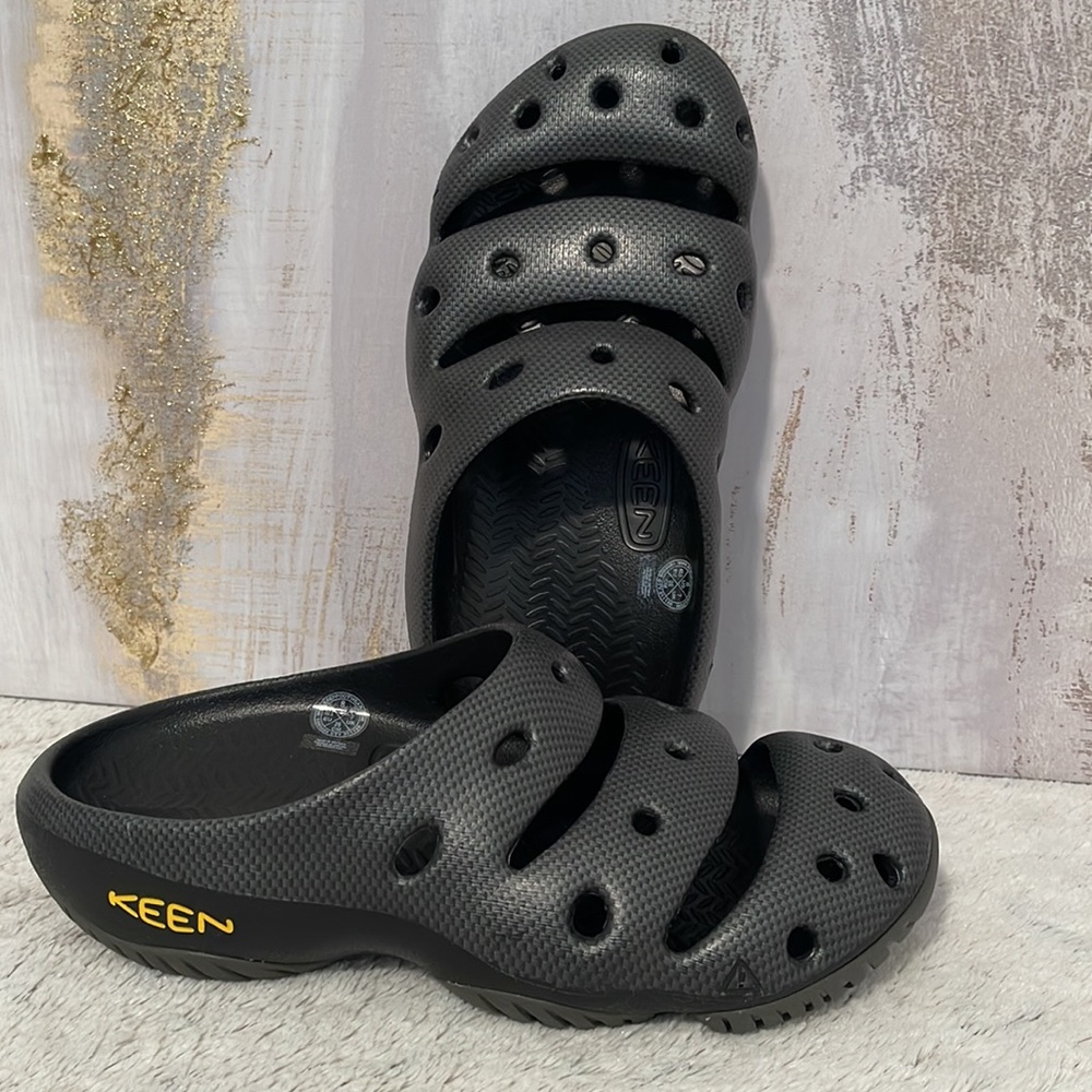 Keen Men's Yogi Slip-Ons (8) comfortable and safe 🦶🦶